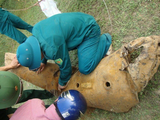 Điều 100 người phá quả bom bi “siêu khủng” - ảnh 2